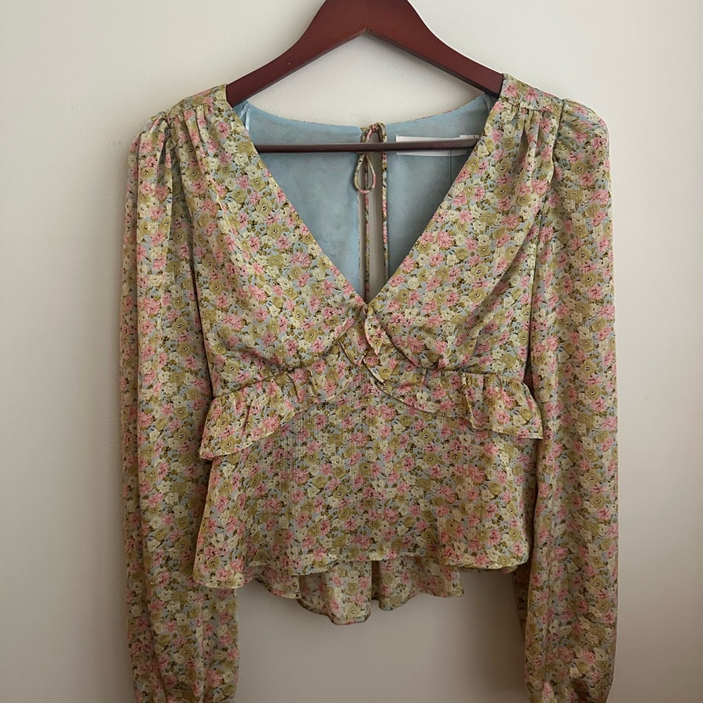 Floral V-Neck Open Back ASTR the Label Ruffle Blouse brand new Small